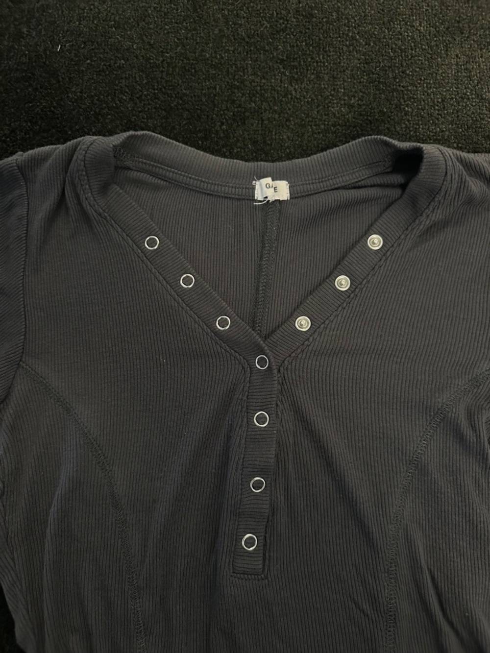 Garage charcoal, gray Ribbed Snap-Button V-Neck Crop Top
